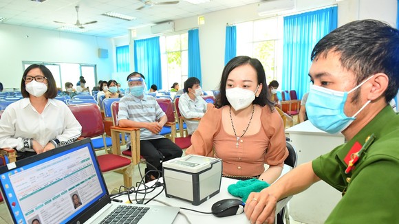 Công sở trên địa bàn TPHCM ứng dụng công nghệ thông tin, giải quyết hồ sơ trực tuyến phục vụ dân. Ảnh: VIỆT DŨNG