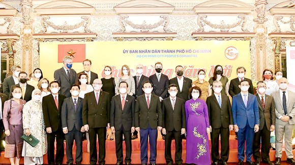 Lãnh đạo TPHCM với lãnh đạo các cơ quan đại diện nước ngoài tại TPHCM. Ảnh: VIỆT DŨNG