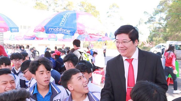 Tiến sĩ Trần Đình Lý tham gia tư vấn hướng nghiệp cho học sinh