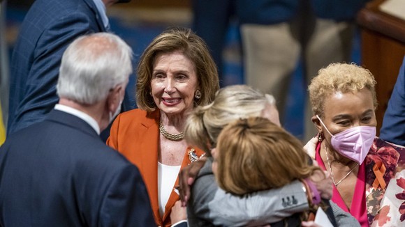 Chủ tịch Hạ viện Mỹ Nancy Pelosi cùng các hạ nghị sỹ sau khi thông qua dự luật kiểm soát súng đạn tại Điện Capitol ở Washington, ngày 24-6-2022. Ảnh: AP