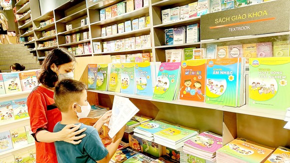 Chọn mua sách giáo khoa tại nhà sách Hải An (quận 1, TPHCM)