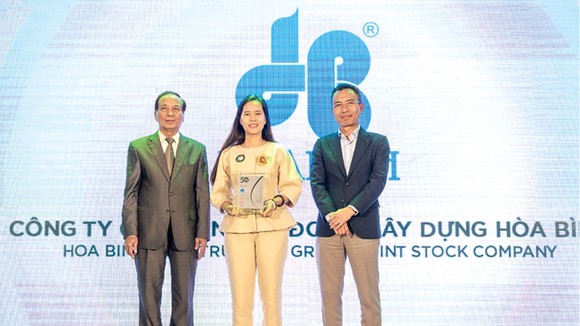 Đại diện Tập đoàn Xây dựng Hòa Bình, bà Trần Kim Ngân-Giám đốc đối ngoại & Truyền thông nhận giải thưởng