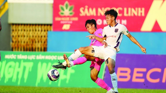 CLB Sài Gòn (trái) càng chơi càng hụt hơi ở đấu trường V-League. Ảnh: DŨNG PHƯƠNG