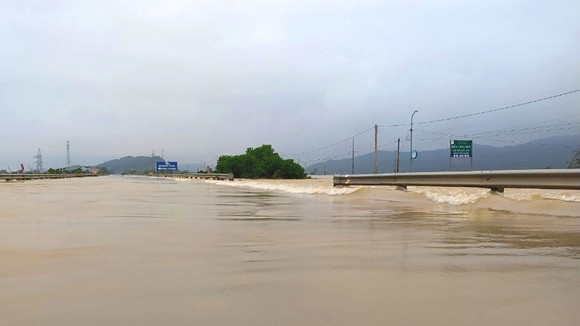 Quốc lộ 1 đoạn qua xã Xuân Lam (huyện Nghi Xuân, tỉnh Hà Tĩnh) bị ngập sâu