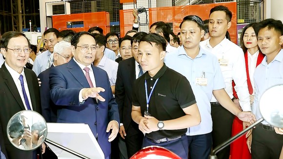 Thủ tướng Phạm Minh Chính tham quan gian hàng trưng bày các sản phẩm sáng tạo năm 2022. Ảnh: TTXVN