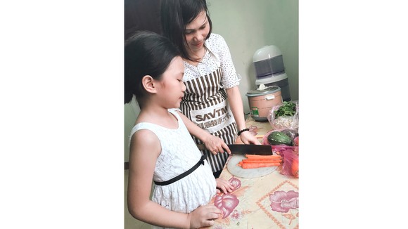 Ở tuổi nào, trẻ cũng cần cha mẹ tạo cơ hội để học hỏi