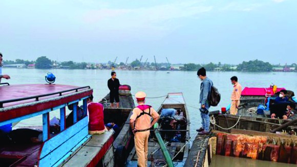 Công an bắt quả tang tàu khai thác cát trái phép ở huyện Cần Giờ (TPHCM). Ảnh: Chí Thạch