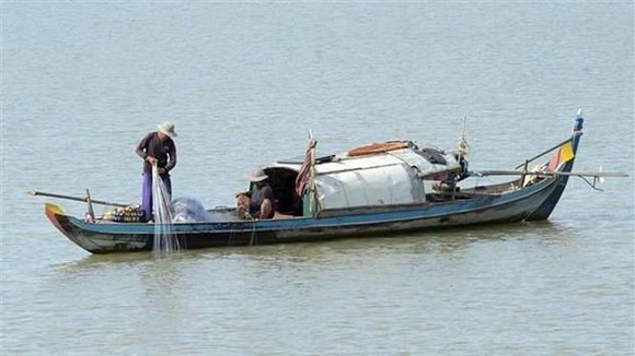 Ngư dân đánh bắt cá trên sông Mekong. Ảnh: TTXVN