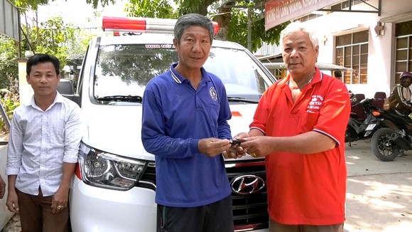 Ông Năm tặng xe cứu thương cho Hội Chữ thập đỏ xã An Hòa để làm phương tiện chuyển viện miễn phí cho bệnh nhân nghèo