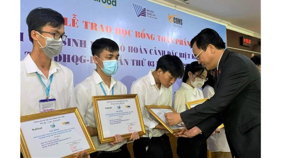 PGS-TS Nguyễn Đình Tứ, Giám đốc Quỹ Phát triển ĐH Quốc gia TPHCM, trao học bổng cho sinh viên đặc biệt khó khăn, học giỏi