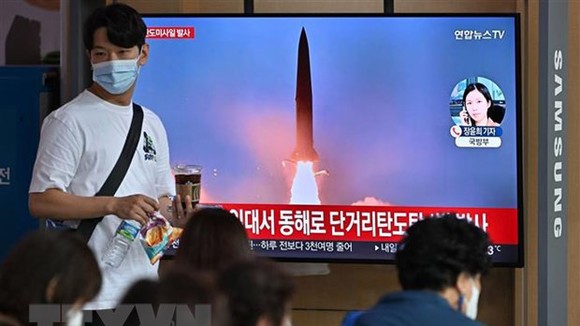 Người dân theo dõi qua truyền hình tại nhà ga Seoul (Hàn Quốc) về một vụ phóng thử tên lửa của Triều Tiên, ngày 25-9. Ảnh: TTXVN