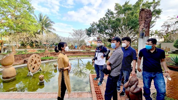 Du khách tham quan làng gốm Thanh Hà (TP Hội An, tỉnh Quảng Nam) Ảnh: NGUYỄN CƯỜNG