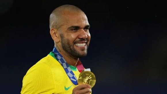 Dani Alves và chiếc HCV danh giá