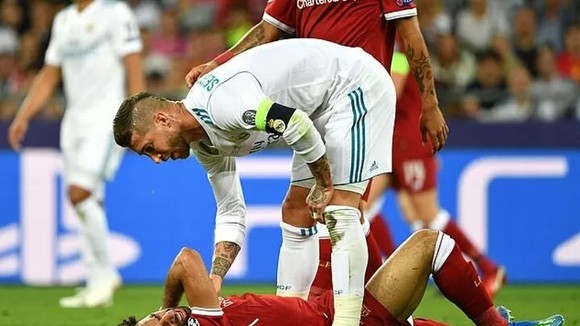 Sergio Ramos và Mo Salah trong trận chung kết ở Kyiv