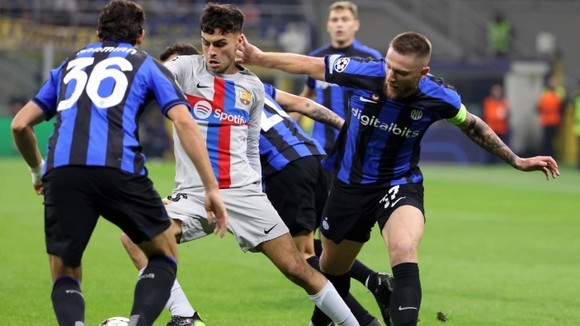 Hàng thủ Inter khóa chặt mũi nhọn Pedri của Barcelona
