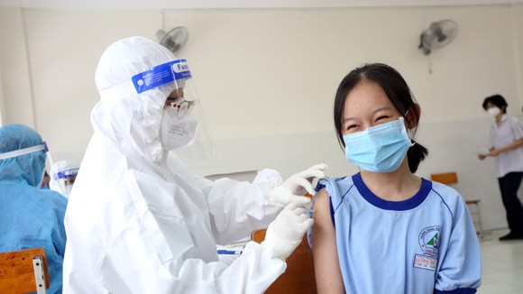 Tiêm vắc xin ngừa COVID-19 cho học sinh Trường THCS Lương Thế Vinh (quận 1, TP.HCM) - Ảnh: DUYÊN PHAN