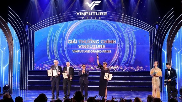 Thủ tướng Phạm Minh Chính trao giải thưởng chính 3 triệu USD cho ba nhà khoa học: Katalin Kariko, Drew Weissman và Pietter Rutter Cullis với công nghệ nghiên cứu vắc xin mRNA.