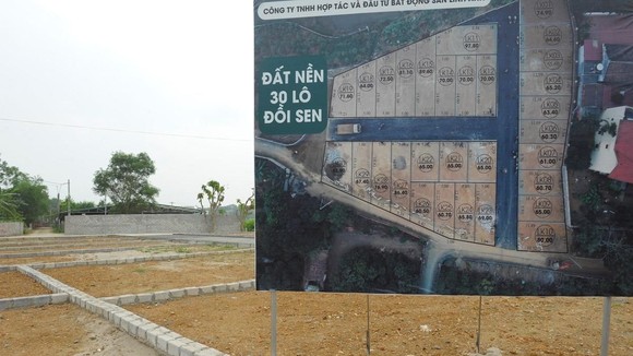 Một tấm biển giới thiệu về khu đất để hấp dẫn người mua ở một khu vực ngoại thành Hà Nội. (Nguồn ảnh: TTXVN)