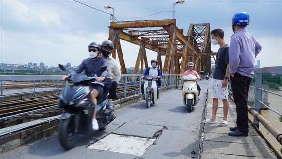 Cầu Long Biên sau hơn 120 năm khai thác đã xuống cấp trầm trọng và cần sửa chữa tổng thể.