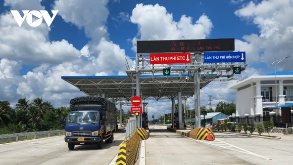 Trạm thu phí Cai Lậy đặt tại tuyến nối cao tốc và quốc lộ 1 gồm 4 làn đặt tại huyện Cai Lậy là 1 trong 4 trạm thu phí của tuyến cao tốc Trung Lương - Mỹ Thuận.