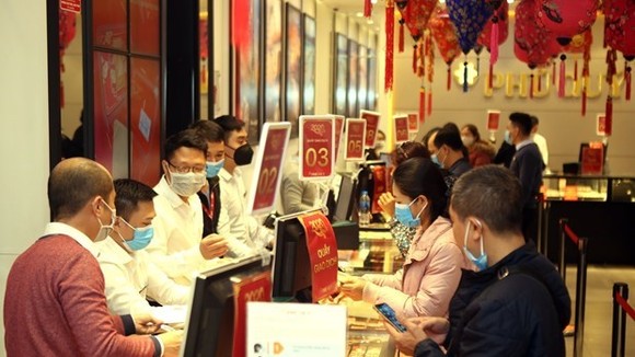 Khách hàng giao dịch vàng miếng. (Ảnh: TTXVN)