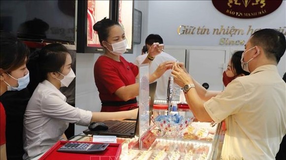 Giao dịch vàng tại doanh nghiệp. (Ảnh: Vietnam+)