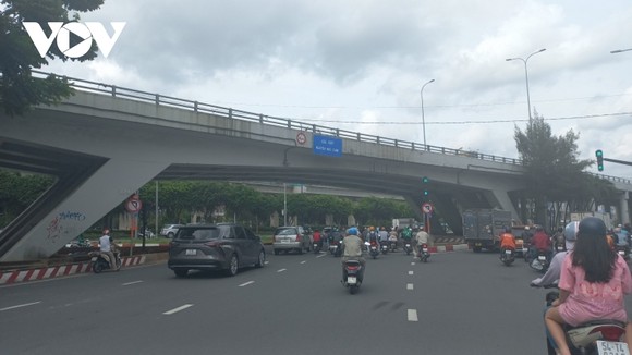 Hiện, tất cả các loại phương tiện bị cấm lưu thông qua cầu vượt Nguyễn Hữu Cảnh. (Ảnh: Hữu Hướng)