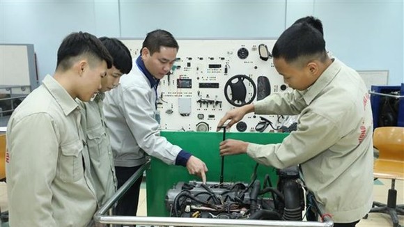Đào tạo nghề Công nghệ ôtô tại Trường Cao đẳng Nghề Lạng Sơn. (Ảnh: Anh Tuấn/TTXVN)