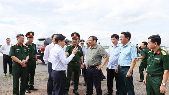 Thủ tướng Phạm Minh Chính kiểm tra, khảo sát dự án nhà ga T3 Cảng hàng không quốc tế Tân Sơn Nhất. Ảnh: TTXVN.