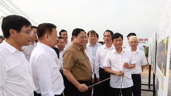 Thủ tướng Phạm Minh Chính nghe báo cáo tình hình về dự án tuyến đường cao tốc TPHCM - Thủ Dầu Một - Chơn Thành