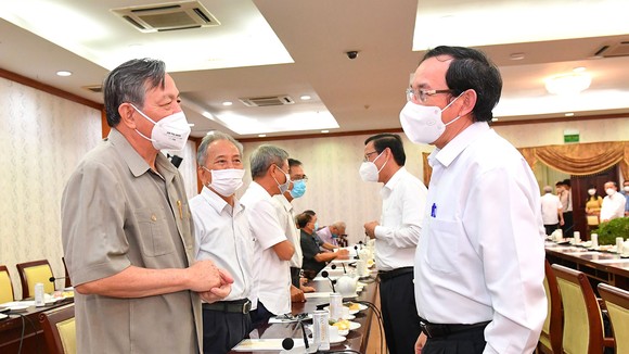 Bí thư Thành ủy TPHCM Nguyễn Văn Nên trao đổi cùng các đồng chí cán bộ cao cấp nghỉ hưu. Ảnh: VIỆT DŨNG