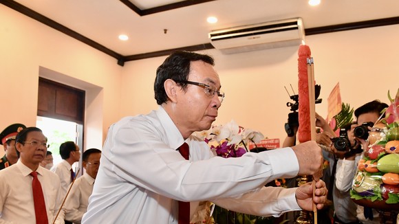 Bí thư Thành ủy TPHCM Nguyễn Văn Nên dâng hương Chủ tịch Hồ Chí Minh tại Bảo tàng Hồ Chí Minh - Chi nhánh TPHCM. Ảnh: VIỆT DŨNG