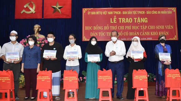 Đồng chí Trương Hòa Bình, nguyên Phó Thủ tướng Thường trực Chính phủ và Chủ tịch Ủy ban MTTQ Việt Nam TPHCM Tô Thị Bích Châu trao học bổng cho các sinh viên