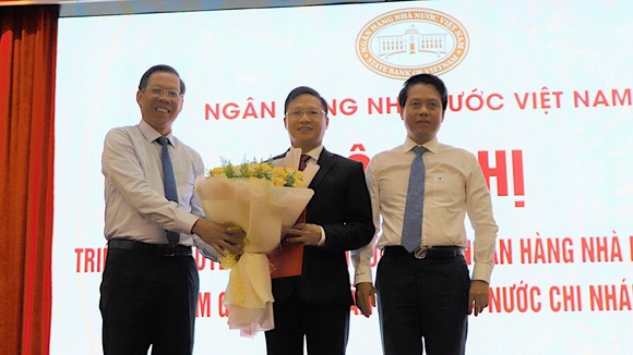 Chủ tịch UBND TPHCM Phan Văn Mãi tặng hoa cho ông Võ Minh Tuấn