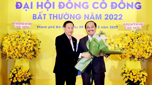 Ông Trần Ngô Phúc Vũ (bên phải) làm tân Chủ tịch HĐQT Nam A Bank