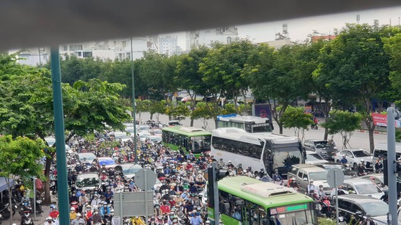 Hàng ngàn phương tiện ùn ứ trên đại lộ Phạm Văn Đồng hướng về sân bay Tân Sơn Nhất