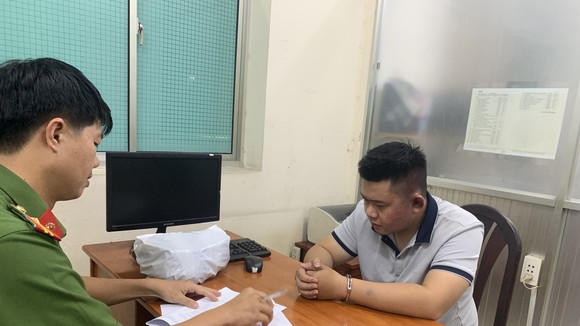 Đối tượng cầm đầu Nguyễn Hoàng Thạch tại cơ quan công an. Ảnh: CHÍ THẠCH