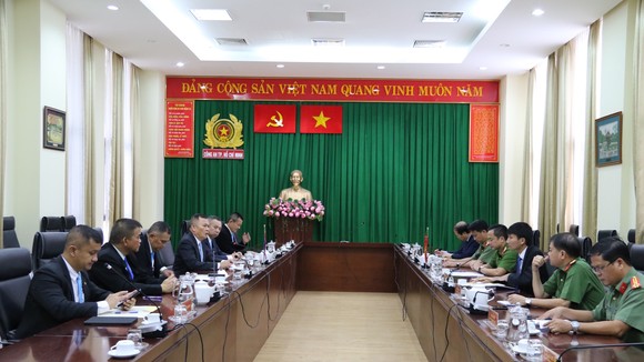Hai đơn vị tặng quà lưu niệm cho nhau