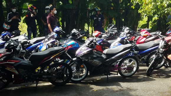 Hơn 100 “xế độ” tụ tập ở quán cà phê bị đưa về trụ sở