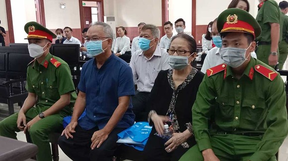 Nhóm bị cáo tại tòa