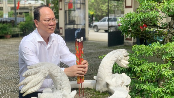 Phó Bí thư Thành ủy TPHCM Nguyễn Hồ Hải dâng hương tại Đài tưởng niệm Liệt sĩ Cầu Xáng. Ảnh: CHÍ THẠCH