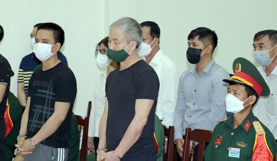 Bị cáo Lê Văn Minh (áo đen, tóc bạc) tại phiên tòa vào ngày 14-7. Ảnh: THÔNG TẤN QUÂN SỰ