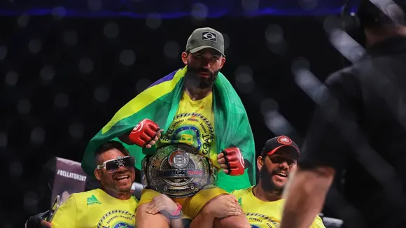 Patricio Pitbull ăn mừng cùng đội của mình