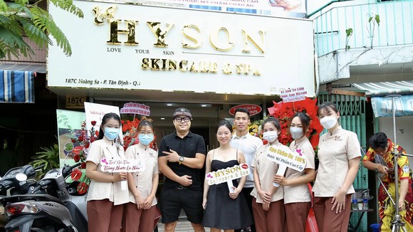 Sơn (áo trắng) và Yến (váy đen) trong buổi khai trương 10-10