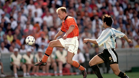 Bergkamp trước khi loại bỏ Ayala
