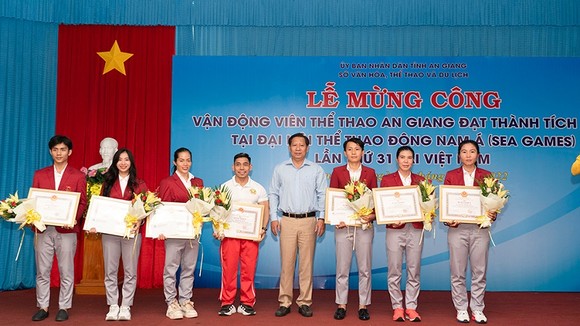 Các VĐV của thể thao An Giang đã được mừng công và tặng quà, bằng khen từ lãnh đạo địa phương. Ảnh: HIẾU ANH.BAG