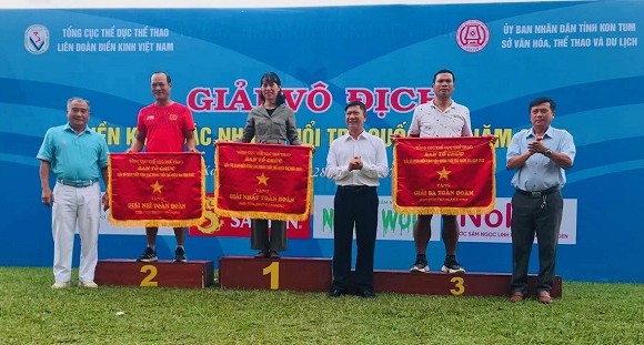 Ban tổ chức đã trao cờ cho các đơn vị xếp nhất tại giải năm nay. Ảnh: ĐKVN