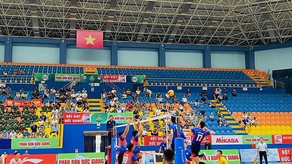 Nguyễn Văn Hạnh (17, TPHCM) đã chơi tốt trong trận đấu trước Thể Công. Ảnh: MINH CHIẾN
