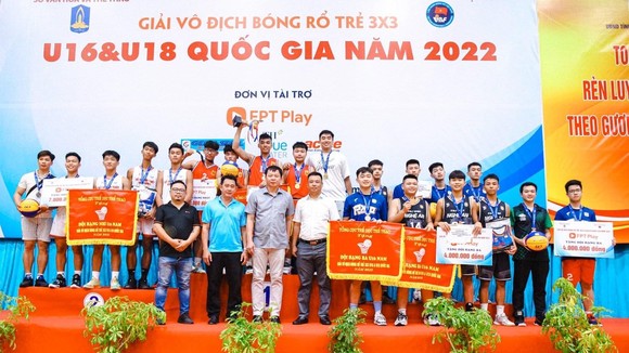 Các đội bóng nam U16 nhận phần thưởng của ban tổ chức. Ảnh: VBF