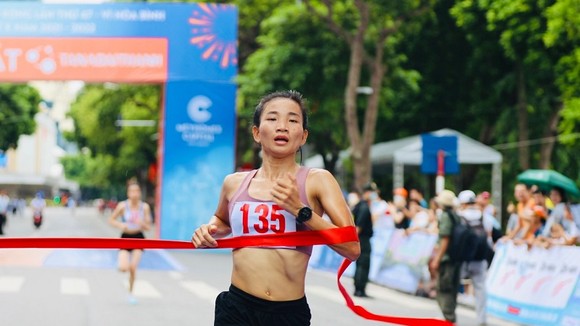 Nguyễn Thị Oanh đã vô địch nội dung nâng cao nữ giải chạy năm nay tại Hồ Hoàn Kiếm. Ảnh: NHƯ Ý